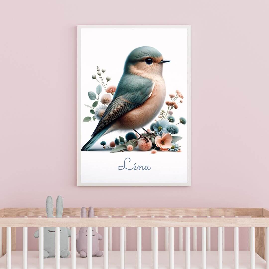 Affiche d'un oiseau bleu pastel avec des fleurs, nom "Léna", accrochée au-dessus d'un berceau dans une chambre de bébé.