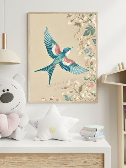 Affiche murale d'oiseau bleu dans une chambre d'enfant avec décorations peluche et étoile.