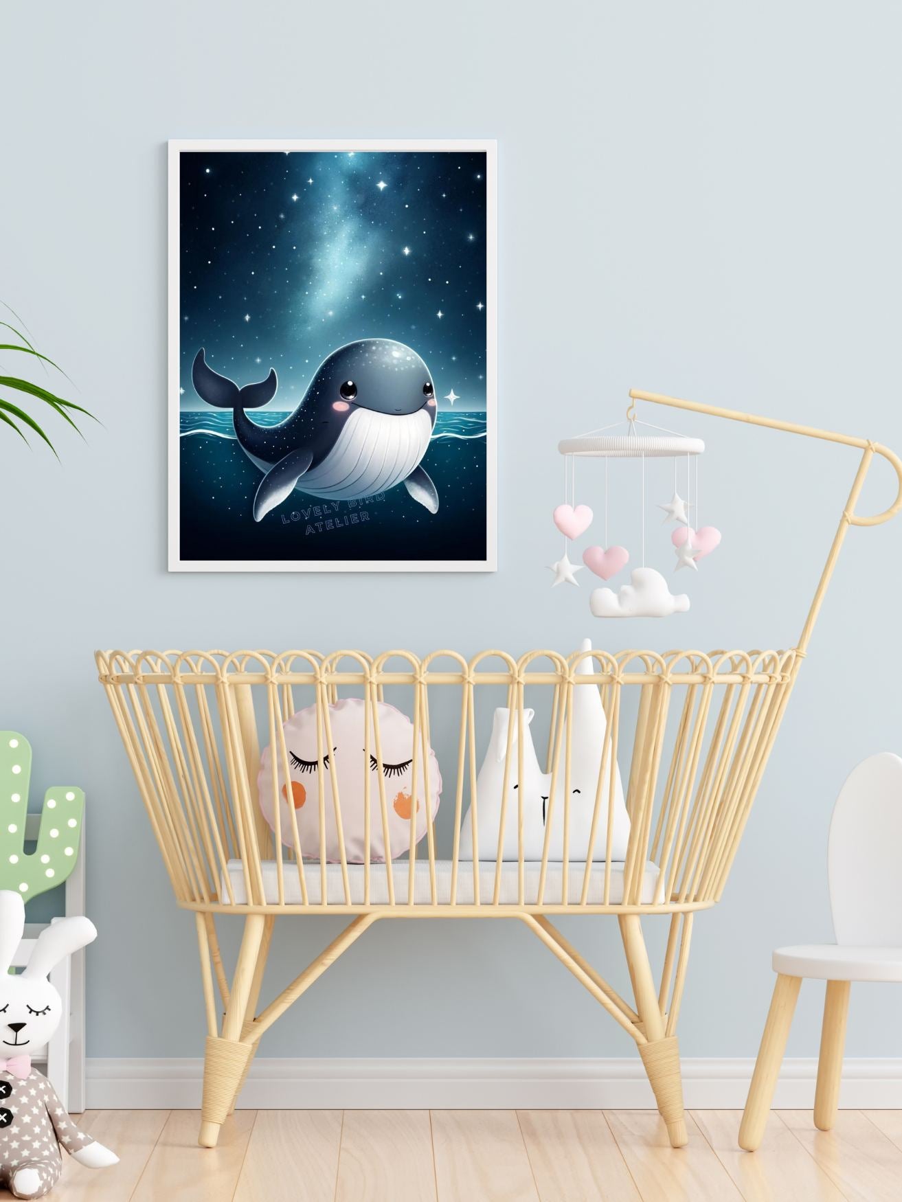 Illustration d'une baleine mignonne dans l'espace au-dessus d'un berceau en osier, décor de chambre d'enfant avec des peluches.