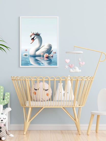 Photo de décoration de chambre bébé avec lit en rotin, mur bleu clair, affiche de cygne avec couronne de fleurs et mobile.