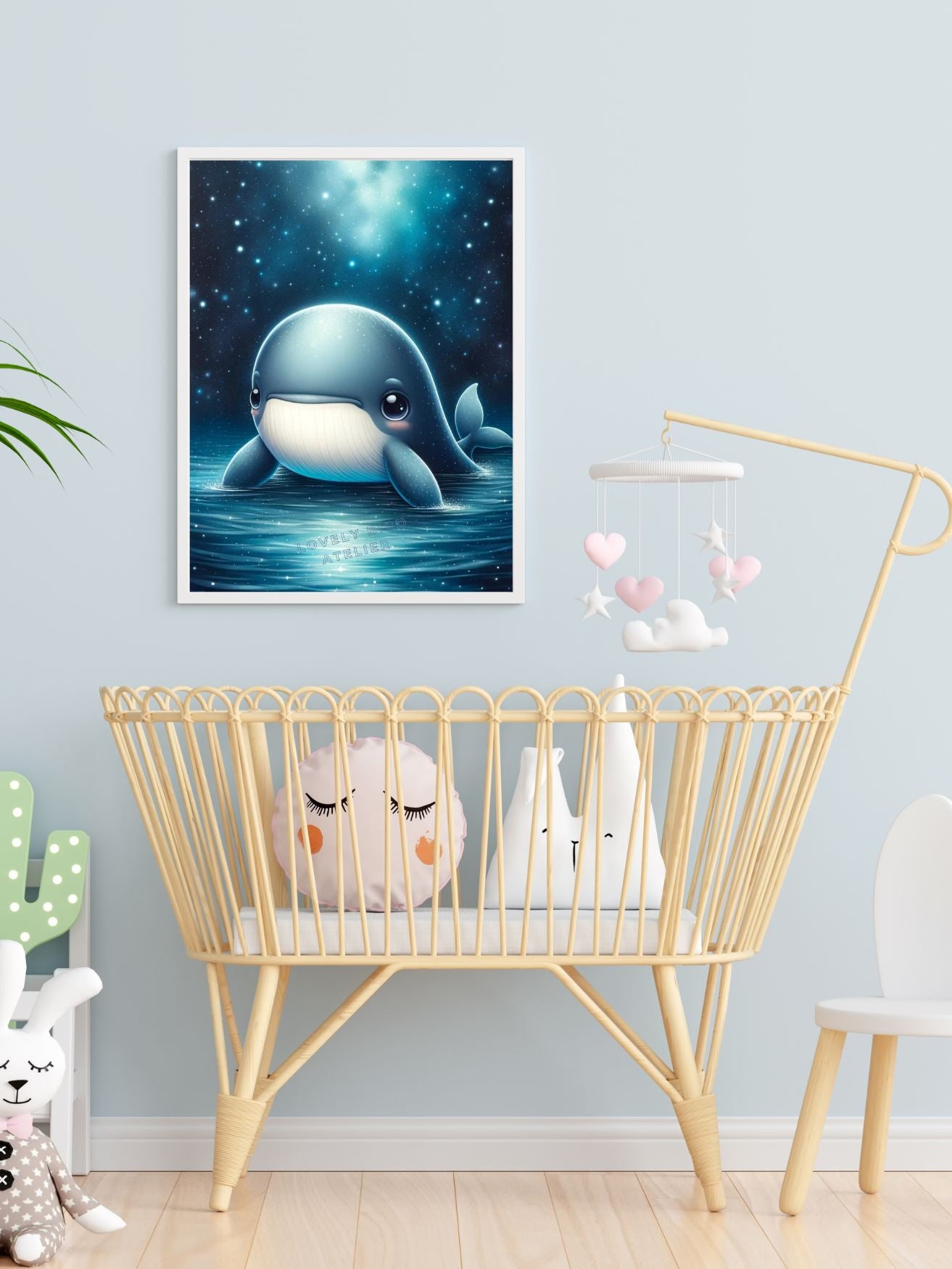 Affiche mural mural d'une baleine souriante au-dessus d'un berceau avec des jouets mignons, dans une chambre de bébé élégante.