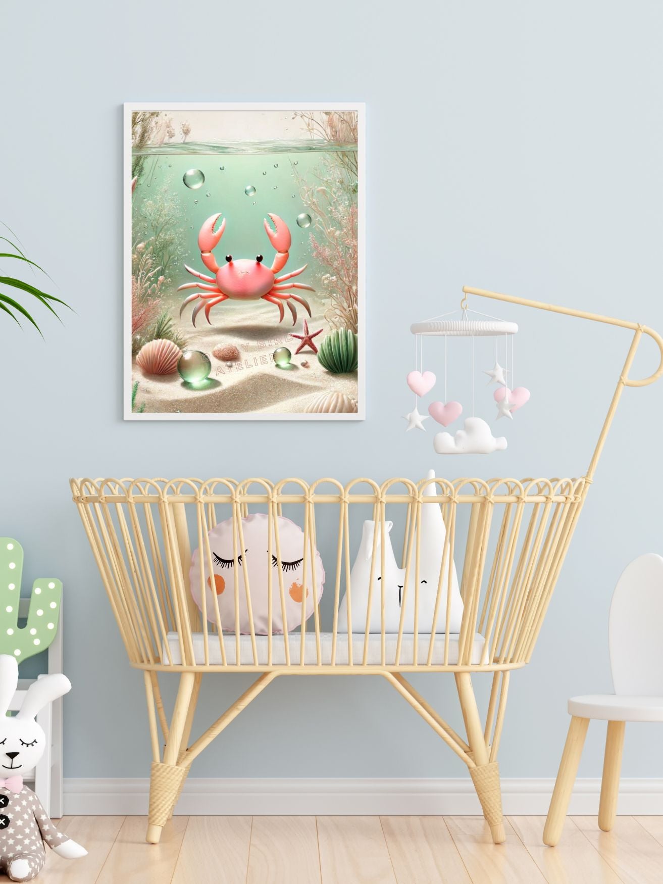 Chambre de bébé avec un berceau en rotin et une affiche de crabe, décoration douce et apaisante.