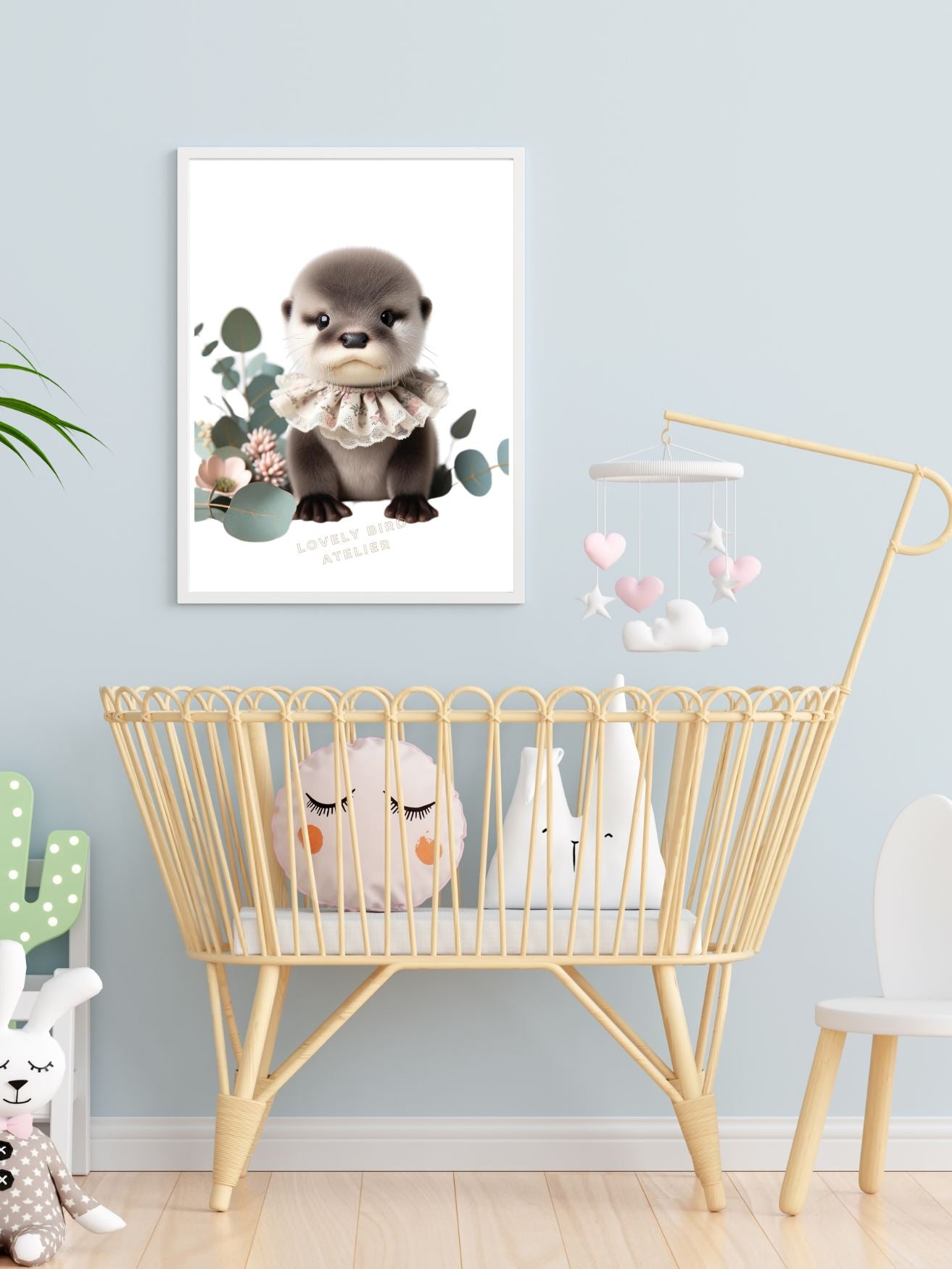 Affiche de bébé loutre dans une chambre de bébé avec berceau en osier et décorations mignonnes.