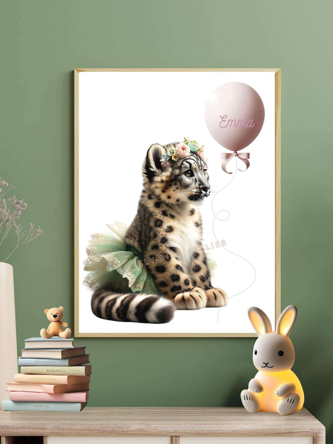 Affiche de chat léopard avec tutus verts sur un mur vert avec décoration de chambre enfant, ballon rose et lapin jouet.