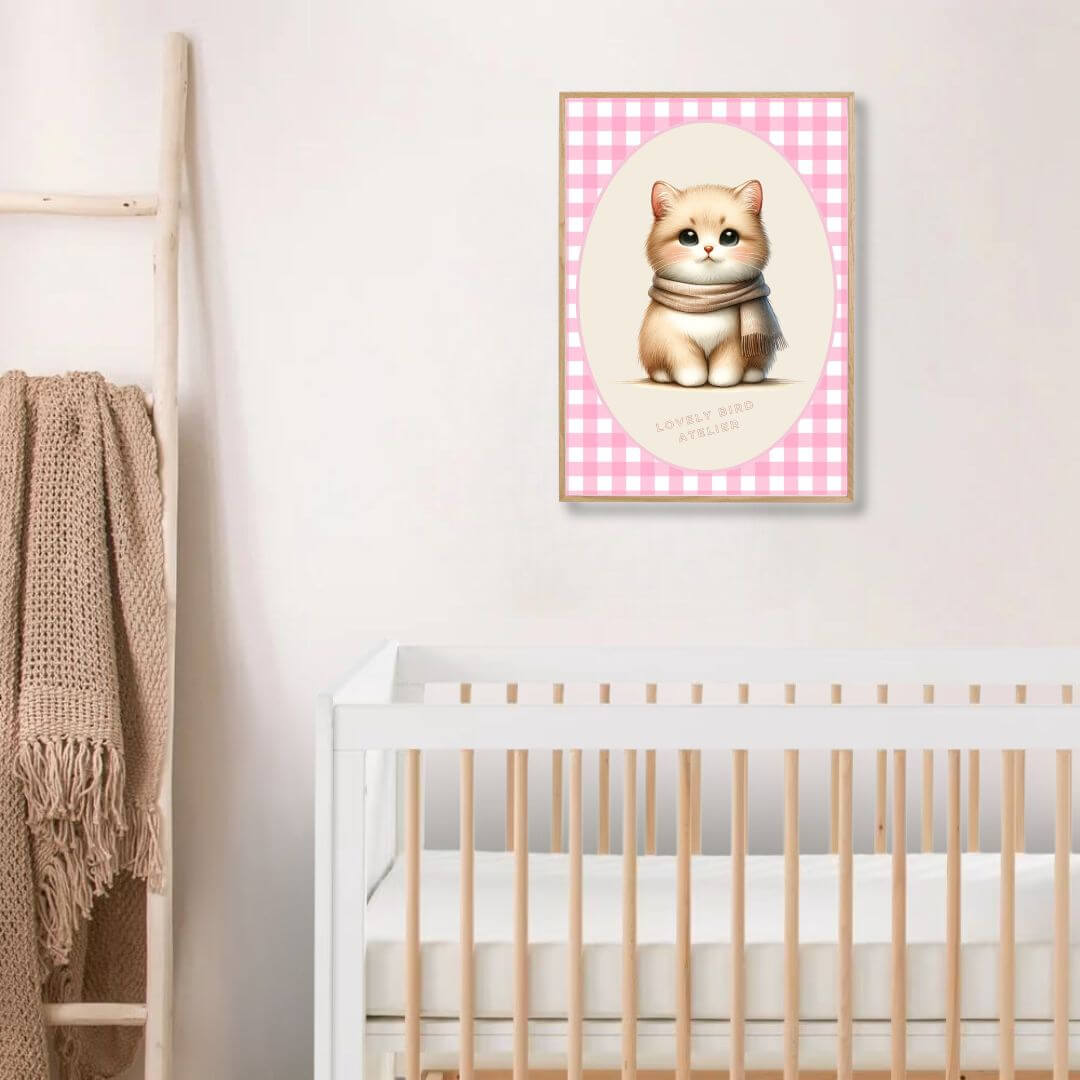 Affiche Chaton & Vichy Rose pour chambre d'enfant, décoration bébé avec chat mignon, ambiance sérénité et curiosité.