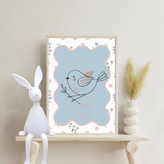 Illustration affiche enfant bébé avec oiseau, déco chambre, inspirant liberté et rêve, style épuré, fond bleu et cadre décoratif.