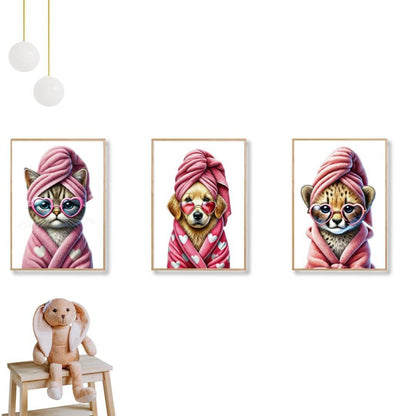 Affiche enfant bébé avec illustrations d'animaux en peignoir rose, inclut chat et chien, décor idéal pour chambre d'enfant.