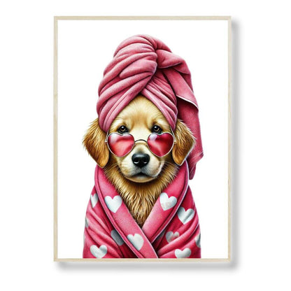 Affiche enfant bébé de chien Golden en peignoir rose, lunettes en cœur, style amusant et mignon pour décoration de chambre.