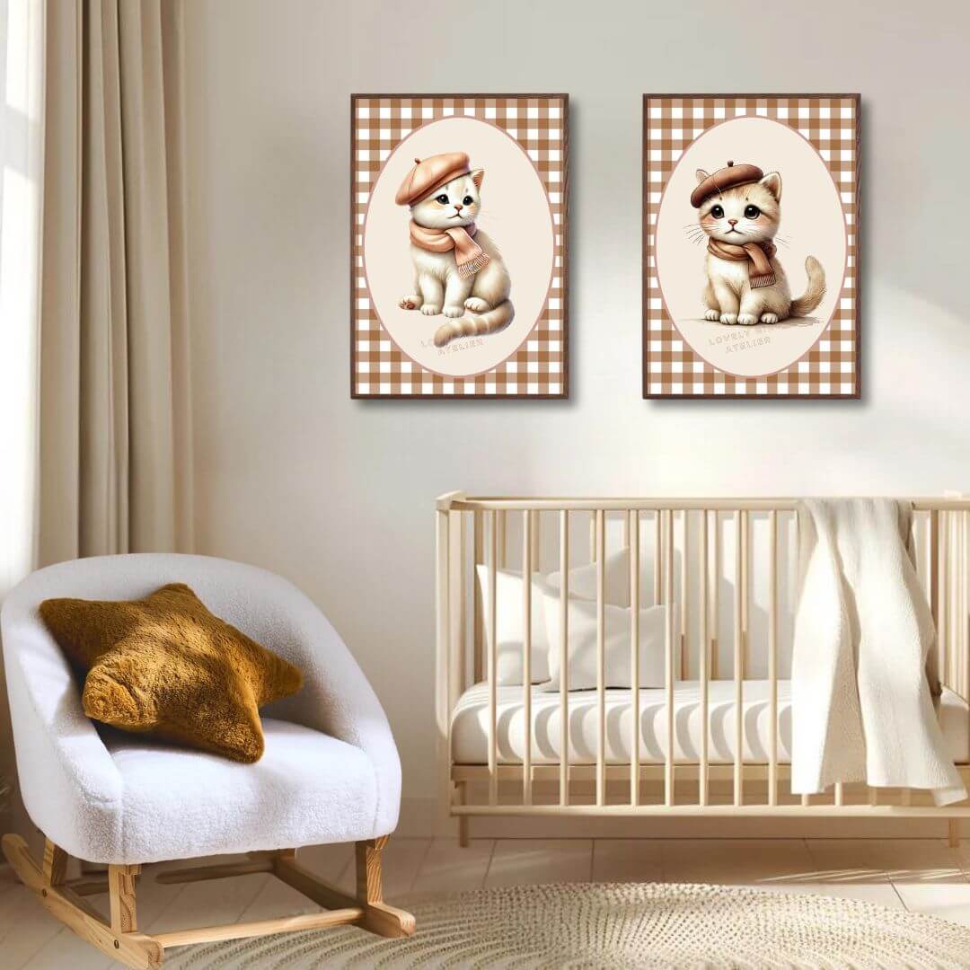 Affiche Chaton & Béret pour chambre bébé, décoration murale enfant avec chat mignon, apporte sérénité et exploration.