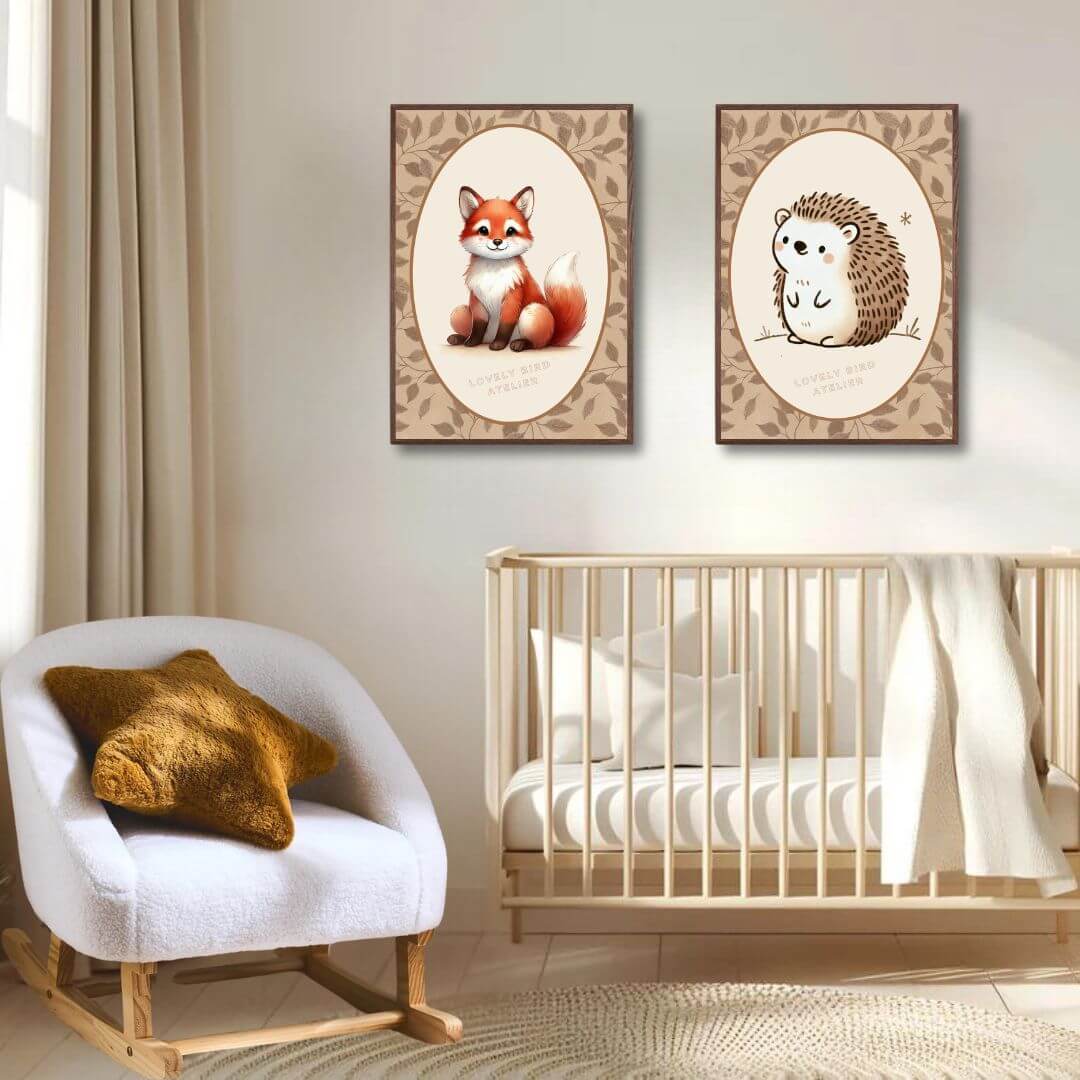 Décoration murale avec affiches renard et hérisson pour chambre bébé, ajoutant une touche d'aventure et de malice.