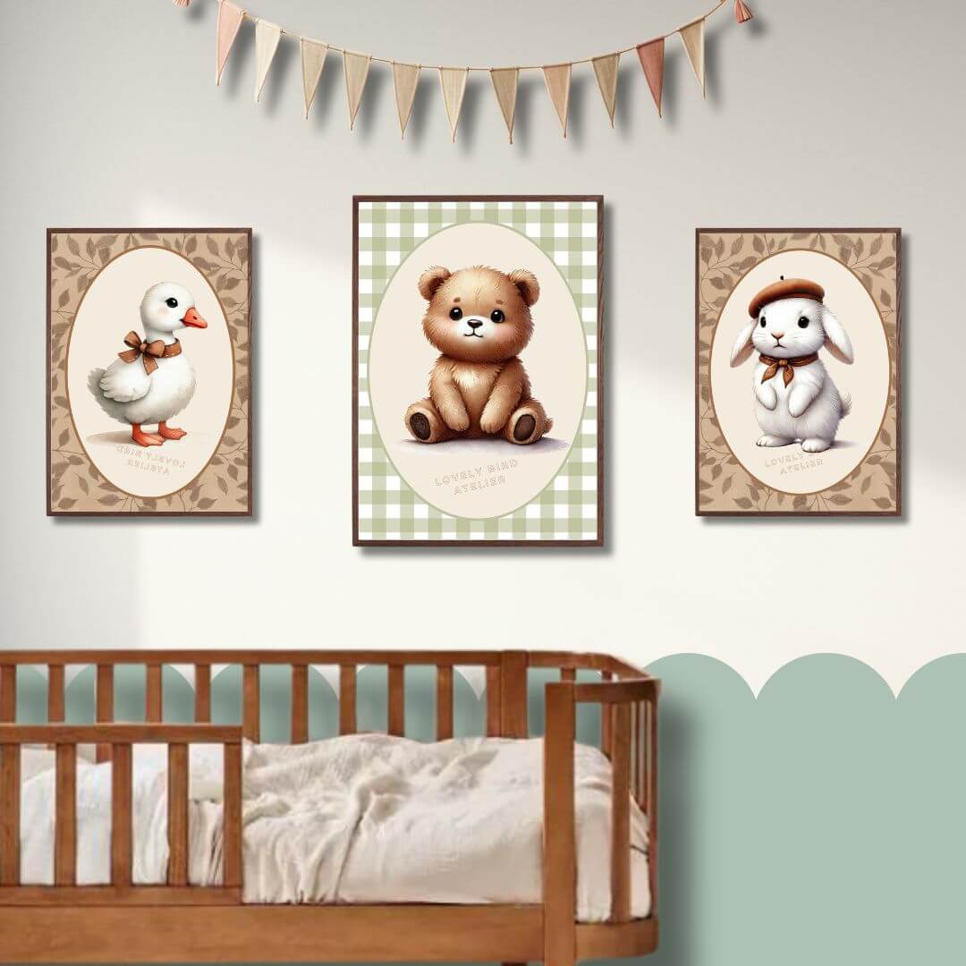 Affiche déco bébé avec illustrations d'oie, ours et lapin, parfaite pour une chambre d'enfant.