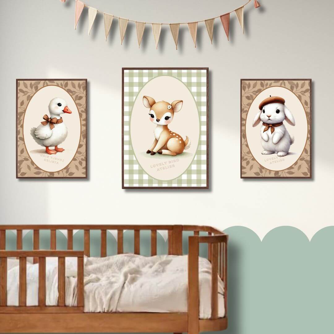 Affiche enfant bébé déco murale avec illustrations d'un lapin, faon et canard au-dessus d'un berceau dans une chambre de bébé.