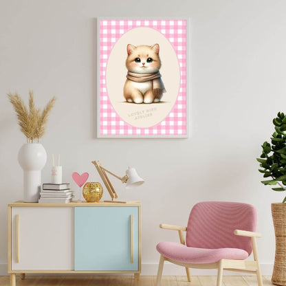 Affiche enfant bébé avec chaton sur fond vichy rose, idéale pour la décoration de chambre d'enfant.